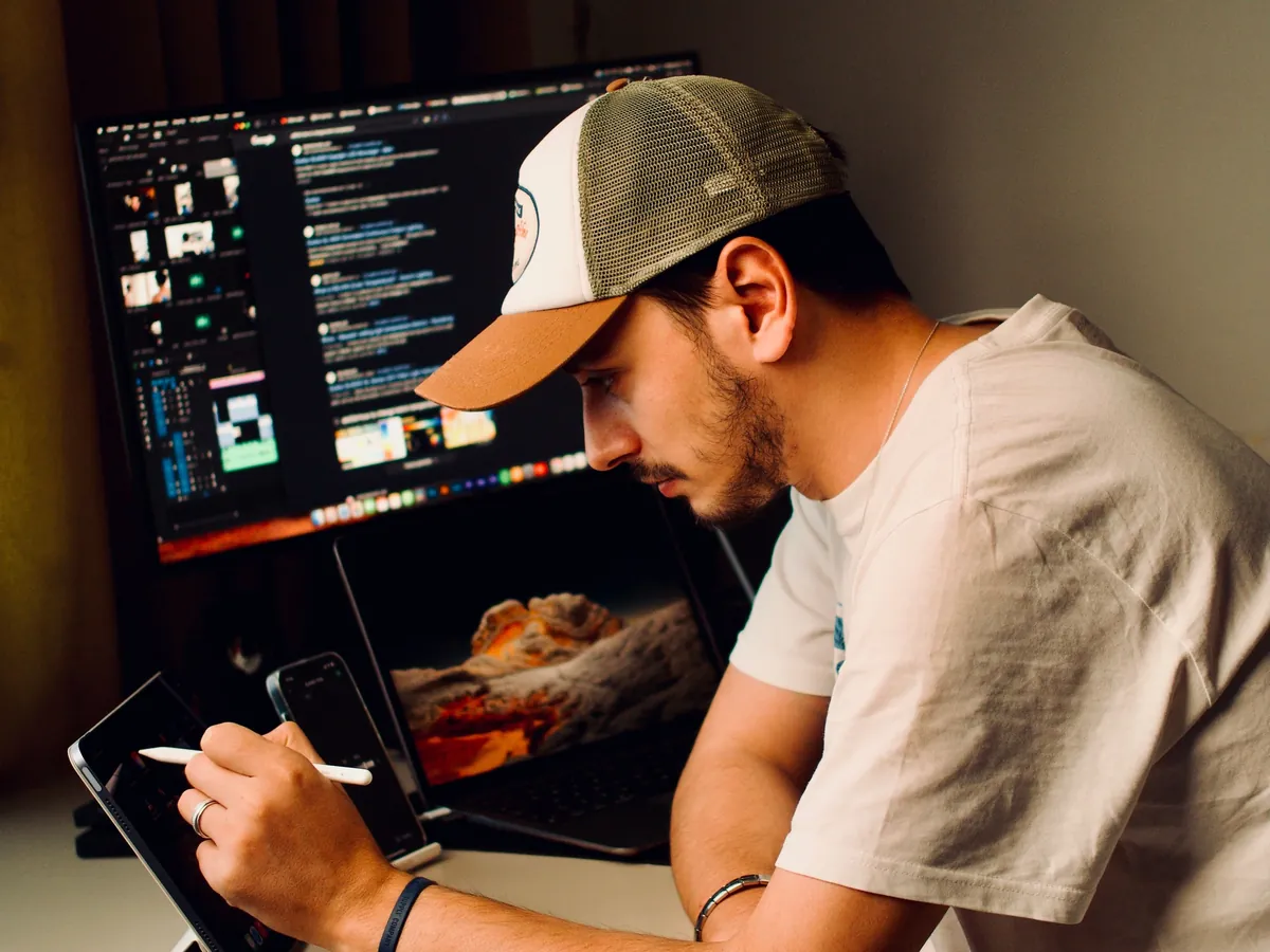 Webdesigner arbeitet mit Tablet und Monitor an einer Website
