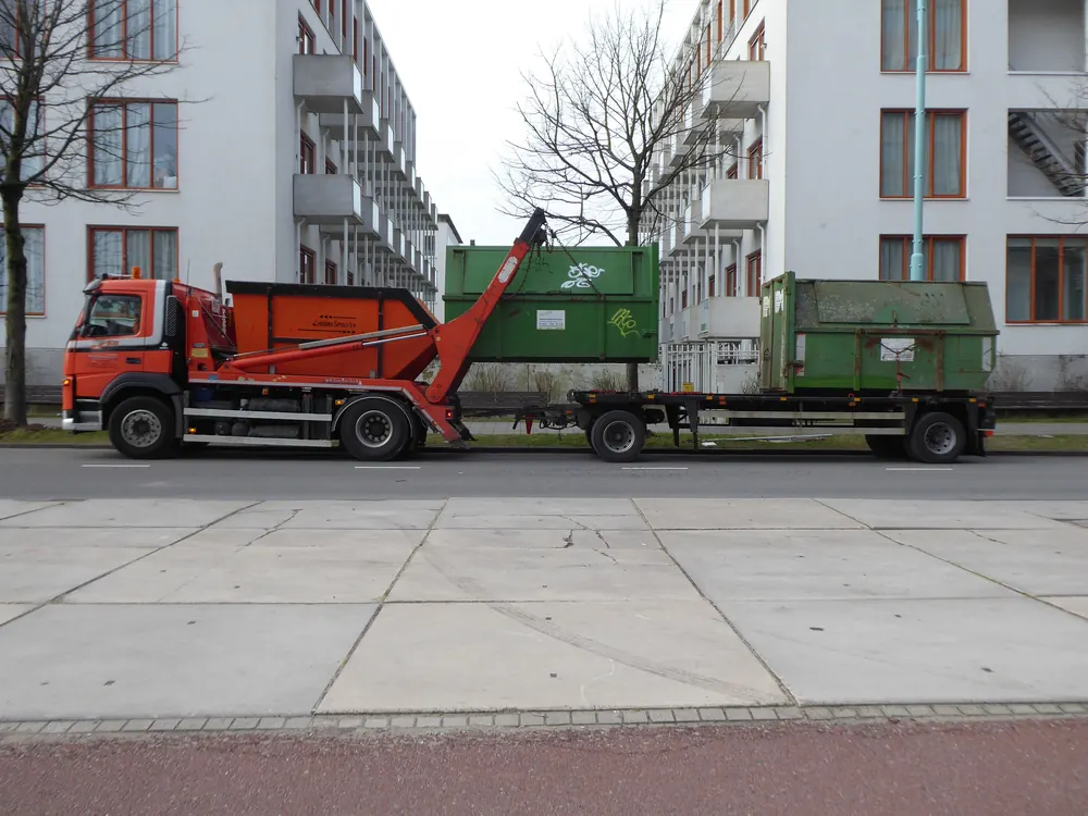 LKW mit Containern für eine Firmenentrümpelung in München